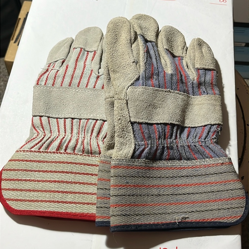 2 pairs of XL Men’s Gardening/Work Gloves, lightly used